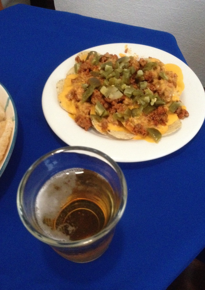 Una foto de Nachos con carne, longaniza y queso