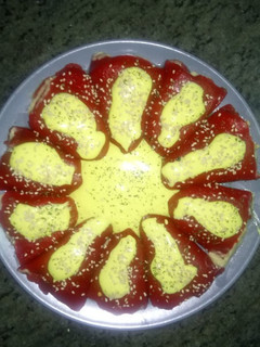 Una foto de Pimientos del piquillo rellenos de hummus con salsa de queso