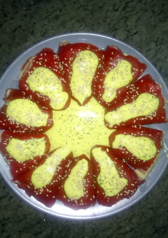 Una foto de Pimientos del piquillo rellenos de hummus con salsa de queso