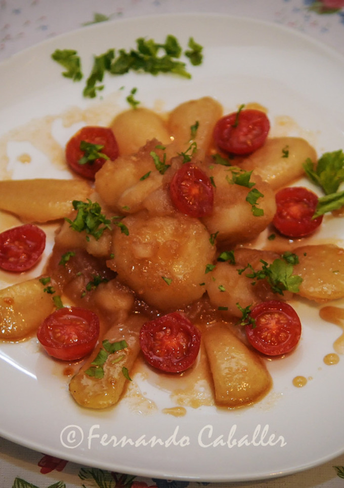 Una foto de Caramelizado de patata, pera y tomates cherry