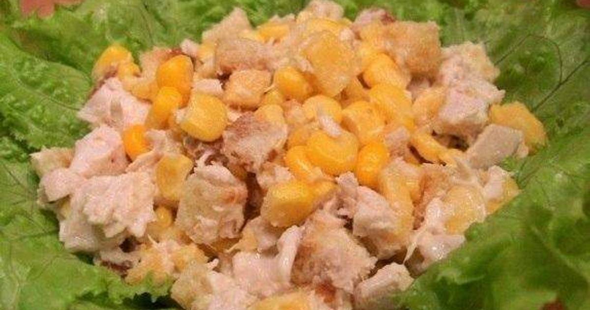 Салат с семгой и сухариками и кукурузой