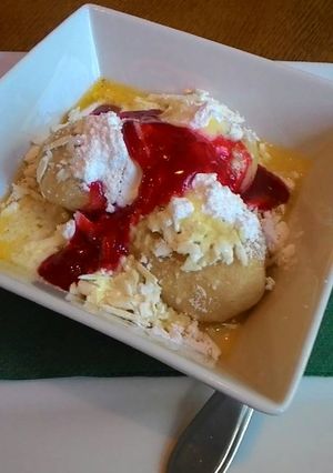Una foto de Knedlíky de queso con fresas
