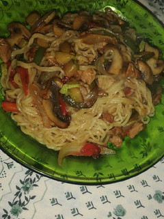 Una foto de Fideos estilo chino (con Yatekomo)