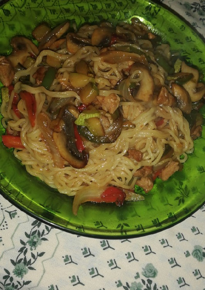 Una foto de Fideos estilo chino (con Yatekomo)