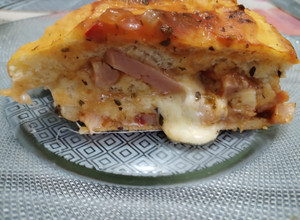 Una foto de Pizza arrollada rellena