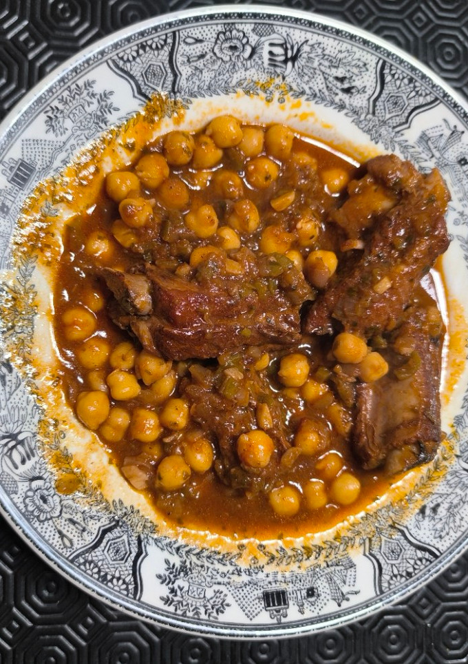 Una foto de Garbanzos con costilla cerdo
