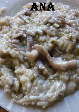 Una foto de Arroz cremoso con girgolas (hongos)
