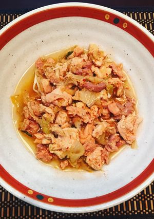 Hình của món Gà om kim chi.