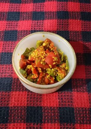 લાલ લીલા મરચાનું અથાણું (Lal Lila Marcha Athanu Recipe In Gujarati) રેસીપી મુખ્ય ફોટો