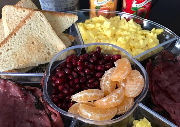 Resep Menu Sarapan Ala Hotel 👉🏻 Scramble Eggs, Beef Salami, Toast, Fruits, Yogurt and Cream Cheese yang Sempurna