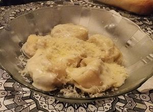 Una foto de Capeletis de ricotta, pollo y nuez con masa precocida casera