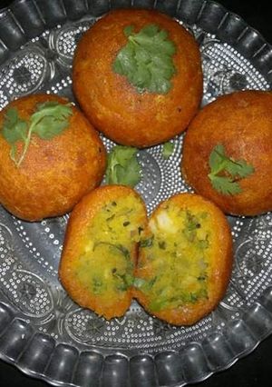 A picture of Aloo Wada.