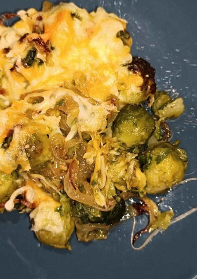 Una foto de Coles de Bruselas gratinadas