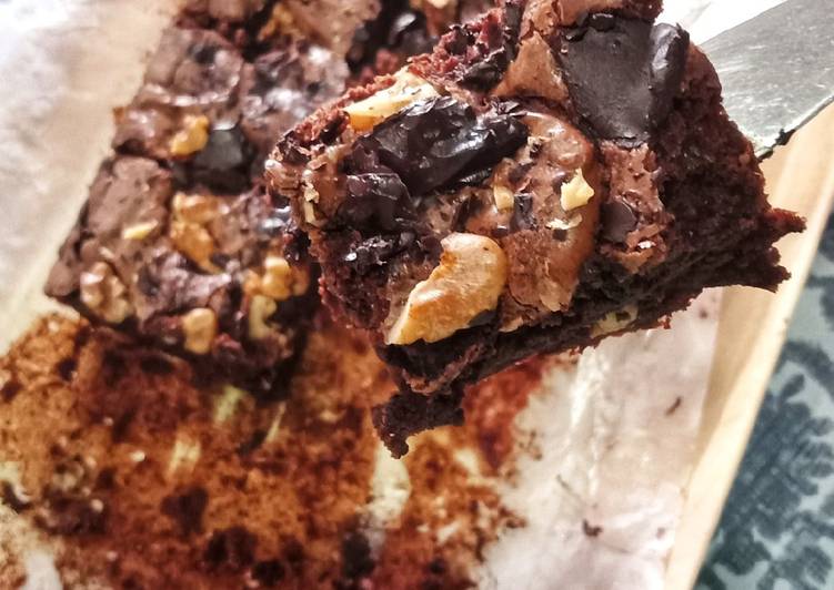 Simple Way to Prepare Super Quick Homemade Walnut Chocolate Fudge Brownie