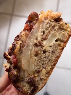Una foto de Torta o budín de Peras, avellanas y chocolate