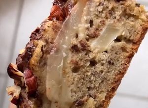 Una foto de Torta o budín de Peras, avellanas y chocolate