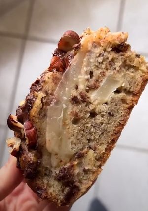 Una foto de Torta o budín de Peras, avellanas y chocolate