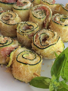 Foto di Involtini di zucchine speck e scamorza