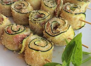 Foto di Involtini di zucchine speck e scamorza