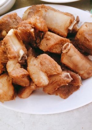 Hình của món Sườn rim nước dừa.