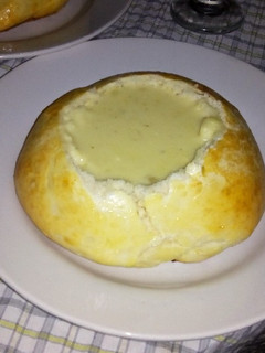 Una foto de Sopa crema de papa en pan casero
