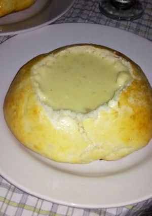 Una foto de Sopa crema de papa en pan casero