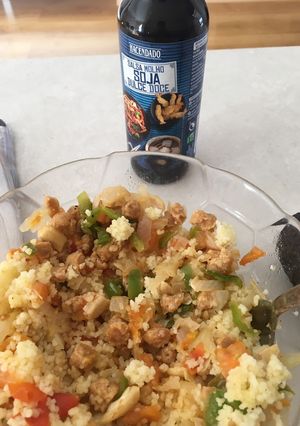 Una foto de Couscous con soja texturizada y verduras