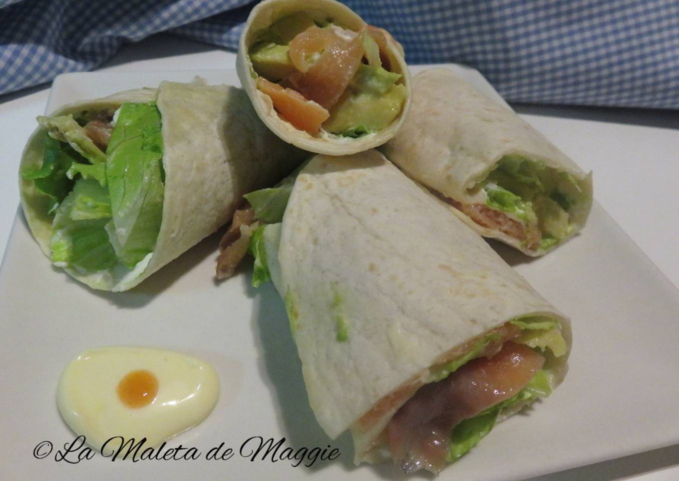 Wrap de salmón ahumado, aguacate y lechuga