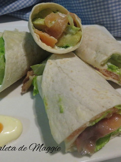 Una foto de Wrap de salmón ahumado, aguacate y lechuga