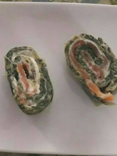 Una foto de Rollo de espinacas, salmón y queso de untar