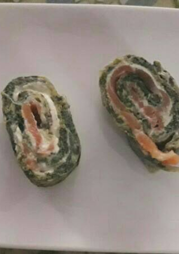 Una foto de Rollo de espinacas, salmón y queso de untar
