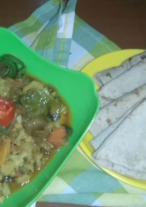 A picture of Mix vegetables with chapati..