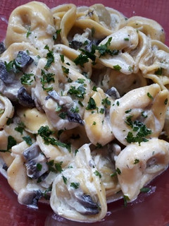 Gombás tortellini tejszínes-gombás mártásban recept fotója