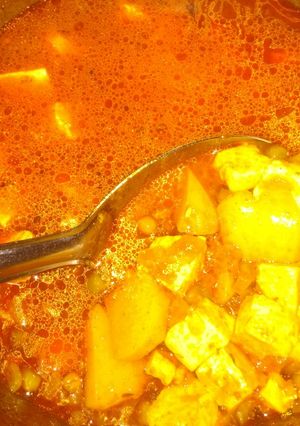 A picture of Aloo matar paneer.