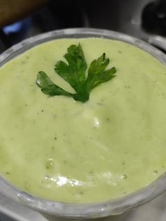 Una foto de Salsa cremosa de pepino y aguacate🌿🥒🥑