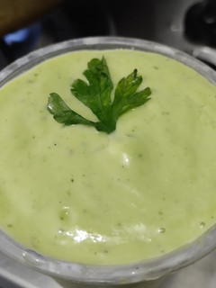 Una foto de Salsa cremosa de pepino y aguacate🌿🥒🥑