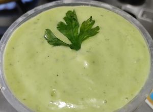 Una foto de Salsa cremosa de pepino y aguacate🌿🥒🥑