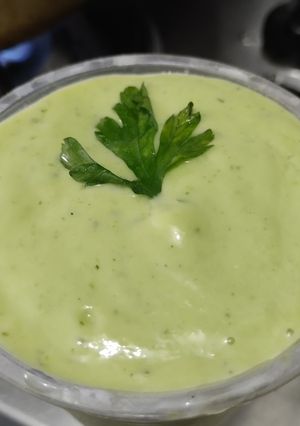 Una foto de Salsa cremosa de pepino y aguacate🌿🥒🥑