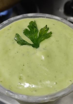 Una foto de Salsa cremosa de pepino y aguacate🌿🥒🥑