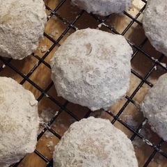 A picture of Cinnamon Snowballs.
