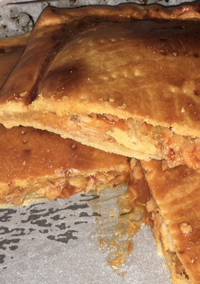 Una foto de Empanada de pisto con atún