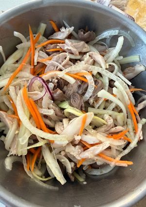 Hình của món Salad gà xé hành tây 🧅.