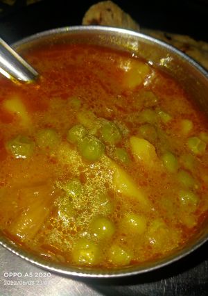 A picture of Matar aloo ki sabzi.