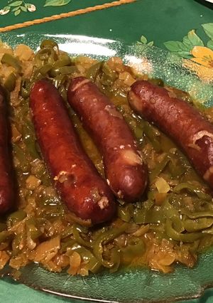 Une photo de Saucisses fumées à la compotée d oignons et poivrons verts,citrons confits aux épices indiennes