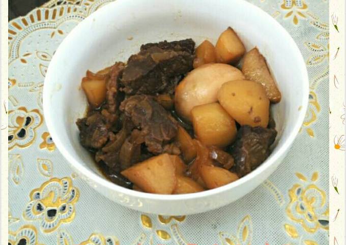 Semur daging, kentang, telur