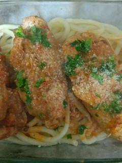 Una foto de Fideos con arrollados de pollo en salsa😁 Fácil!