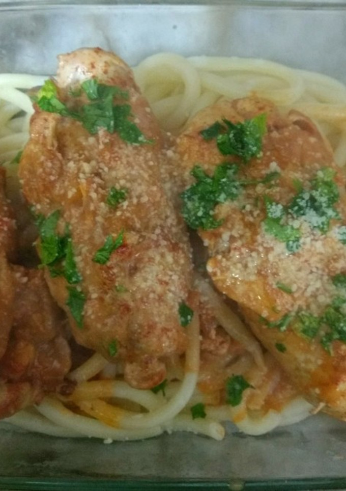 Una foto de Fideos con arrollados de pollo en salsa😁 Fácil!