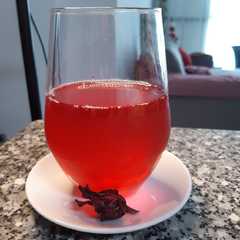 Una foto de Chicha de saril también conocido como agua de Jamaica 🎄☃️