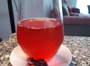 Una foto de Chicha de saril también conocido como agua de Jamaica 🎄☃️