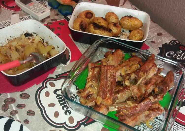 Costelinhas de porco com batatas e cebola assadas - Tudogosreceitas